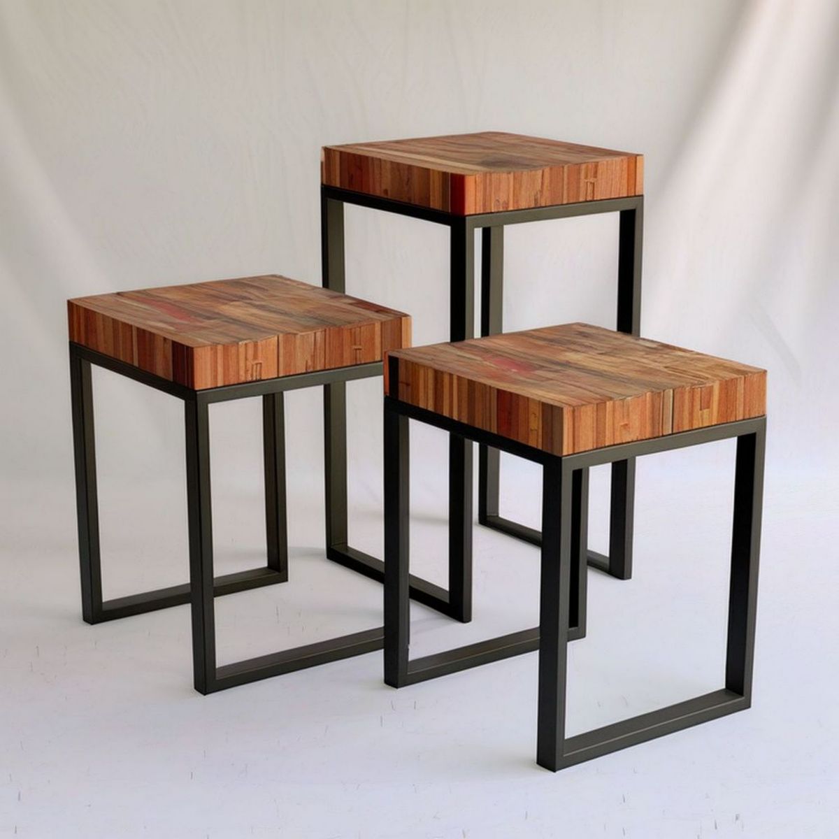3er-Set quadratische Couchtische aus Massivholz und Stahl, Braun/Schwarz, 45 x 45 x 45 cm, 40 x 40 x 40 cm, 35 x 35 x 35 cm